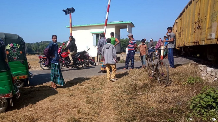 ৫ ঘণ্টা পর সিলেটের সঙ্গে রেল ও সড়ক যোগাযোগ স্বাভাবিক