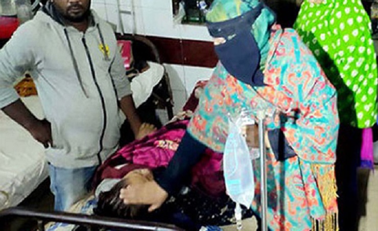 আওয়ামী লীগ নেত্রীকে পেটালেন যুবলীগ নেতা