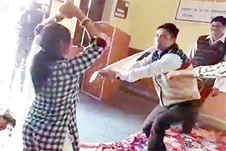 শ্রেণিকক্ষে শিক্ষিকার নাগিন ড্যান্স, অতঃপরins class=