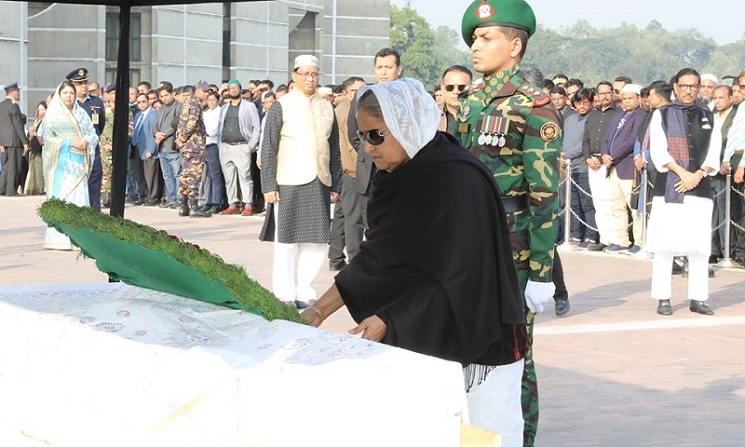 ফজিলাতুন্নেসা বাপ্পীর মরদেহে ফুল দিয়ে শ্রদ্ধা প্রধানমন্ত্রীর 