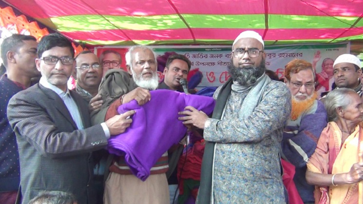নিজের টাকায় ১০ হাজার মানুষকে কম্বল দিলেন আ’লীগ নেতা