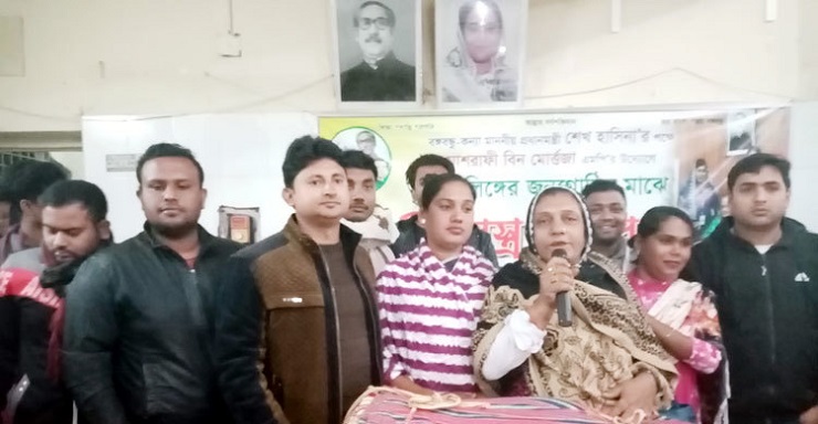 মাশরাফির উদ্যোগে তৃতীয় লিঙ্গের সদস্যদের শীতবস্ত্র বিতরণ