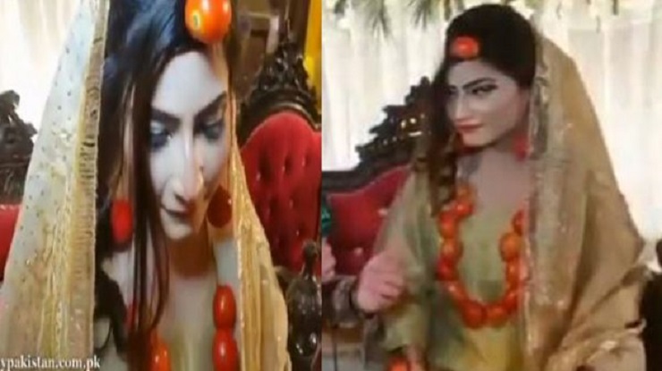‘টমেটোর স্বর্ণালংকার’ পরে বিয়ে করলেন এই তরুণী
