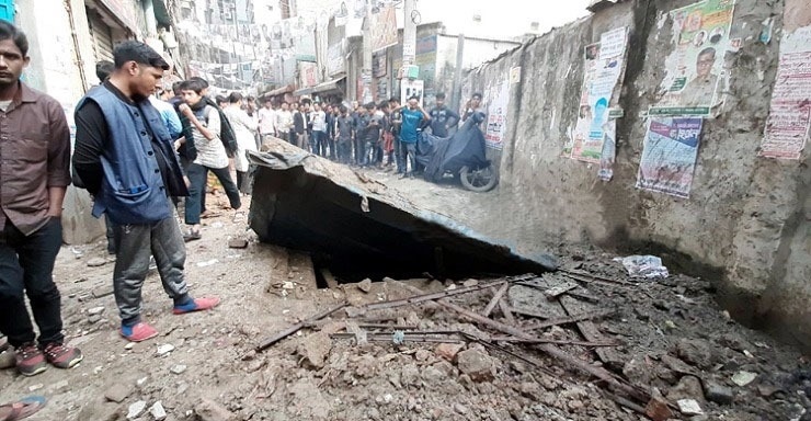 পল্টনে ম্যানহোলে বিস্ফোরণ, উড়ে গেল স্ল্যাব