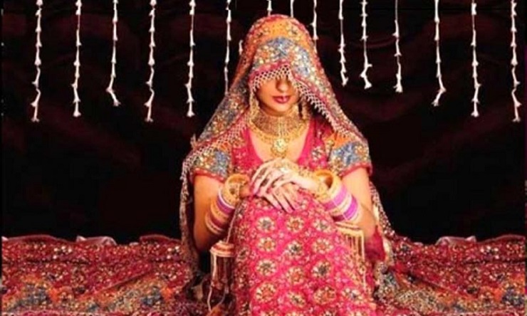 হবু শ্বশুরের অসৎ চুমুতে বিয়ে ভাঙলেন কনে