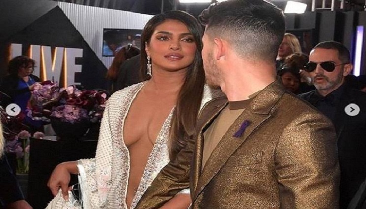 খোলামেলা পোশাকে তোপের মুখে প্রিয়াঙ্কা 
