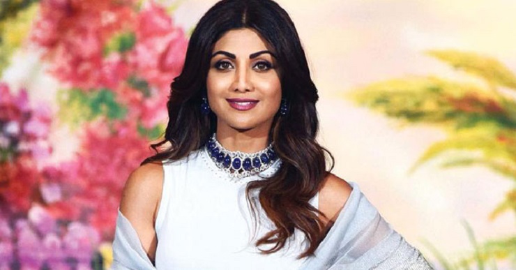 জুতা চিবাতে মগ্ন শিল্পা শেঠি!