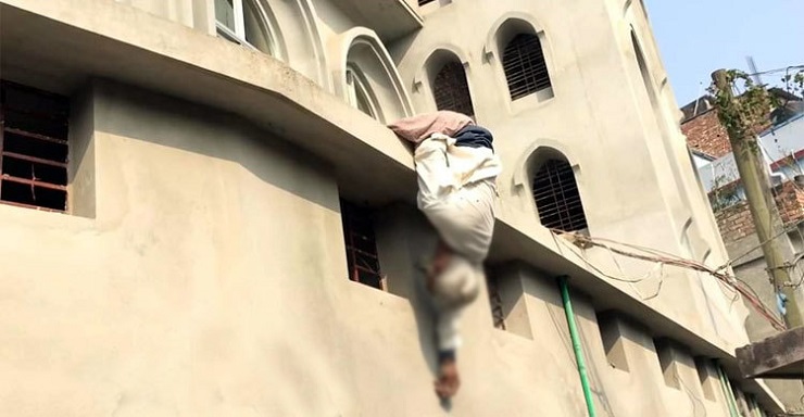 মসজিদের বাথরুমের জানালায় ঝুলছে বৃদ্ধের লাশ