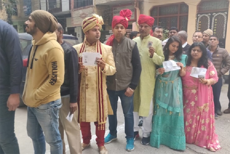 বরযাত্রী নিয়েই ভোট দিতে গেলেন বর!
