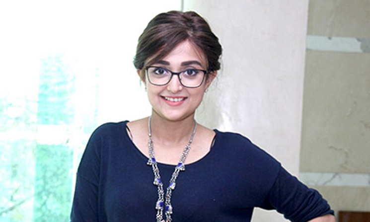 বিগেলের চুমু খাচ্ছেন মোনালি, ভাইরাল ভিডিও 