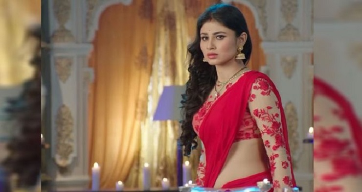 লাল শাড়িতে উষ্ণতা ছড়াছে মৌনি রায়