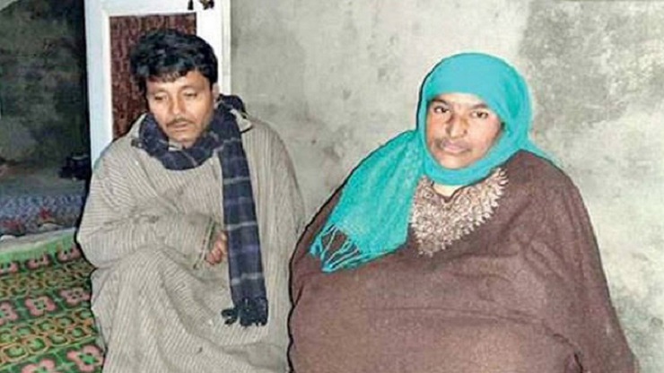 কারাগারে বন্দি ছেলেকে একনজর দেখতে ভিক্ষা করছেন মা!