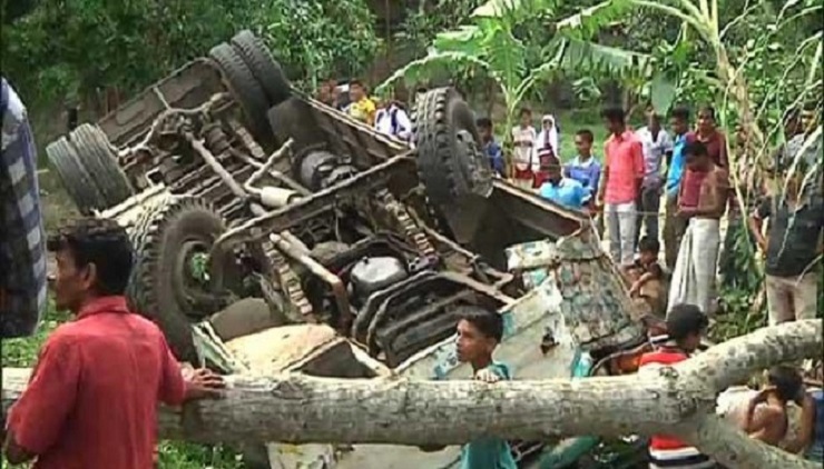 গোপালগঞ্জে সড়ক দুর্ঘটনায় নিহত ৩, আহত ১২