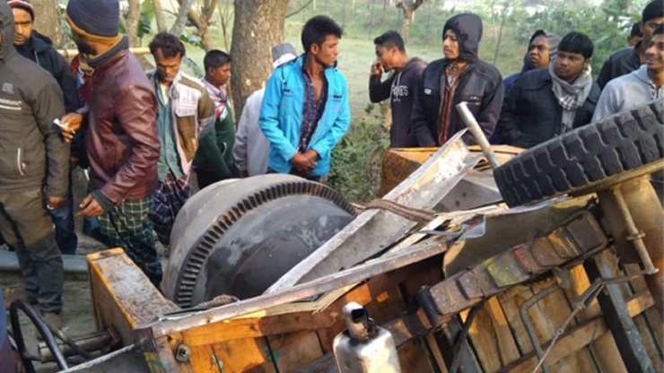 মহাসড়কে নসিমনকে দুমড়েমুচড়ে গেল বাস, নিহত ৫