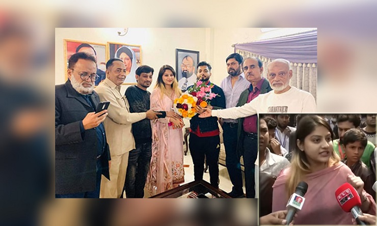 ভাইরাল হওয়া সেই তরুণীকে ফুল দিয়ে অভিনন্দন জানালেন ইশরাক