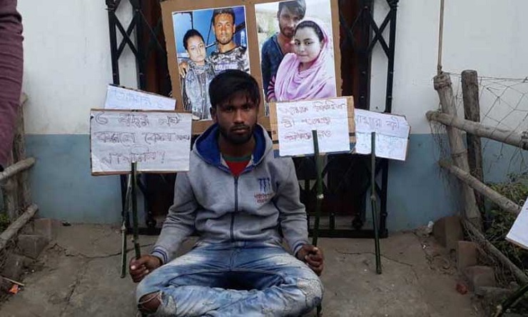 ভালবাসা দিবসে স্ত্রীকে গোলাপ দিতে শ্বশুরবাড়ির সামনে অনশনে যুবক