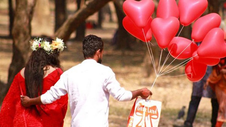 একদিনে দুই দিবস, মধুর সমস্যায় যুগলরা