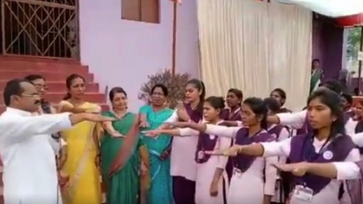 ‘প্রেম করব না’, জোর করে শপথ করানো হলো কলেজছাত্রীদের! (ভিডিও)