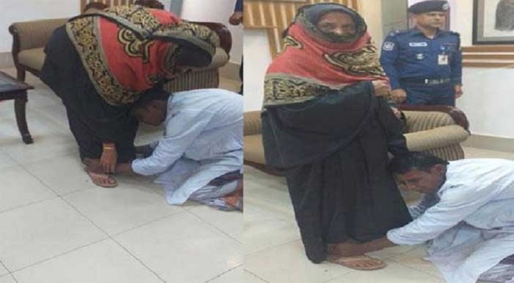 অবাধ্য ছেলেকে মায়ের পা ধরে মাফ চাওয়ালেন এসপি