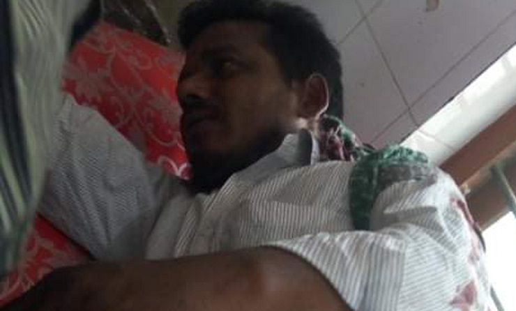 কাঠ ব্যবসায়ীকে কুপিয়ে জখম