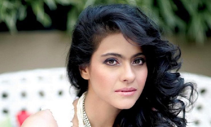 পুরুষরা এখন সাত পা দূরে থাকে: কাজল