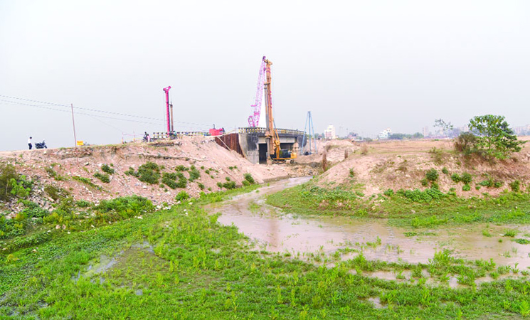 এবার খাল ভরাট করে ফসলি জমিতে ব্রিজ রাজউকের