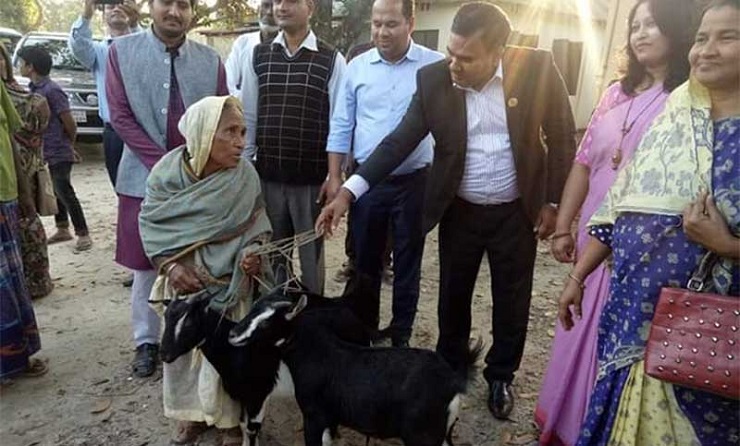 ভিক্ষুকদের মাঝে গরু-ছাগল বিতরণ