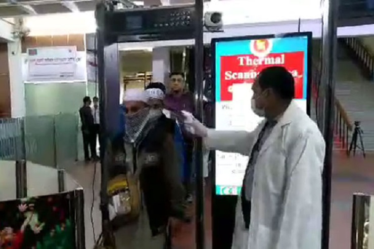 তাপমাত্রা বেশি থাকায় শাহজালাল থেকেই দুইজনকে পাঠানো হল হাসপাতালে