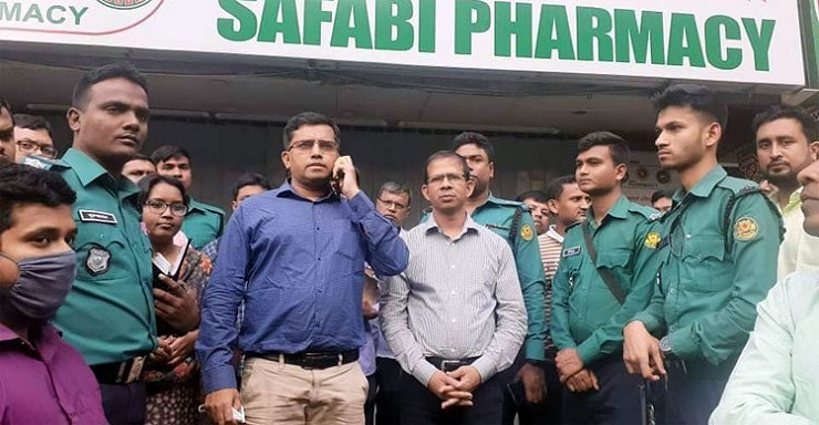 মাস্কের দাম বেশি নেয়ায় গুলশানে দুই ফার্মেসি সিলগালা