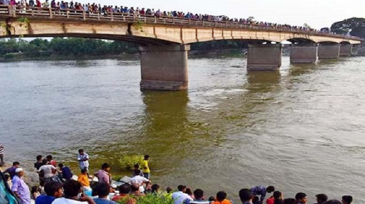নানার দাফন শেষে নদীতে ভেসে উঠল বৃষ্টি