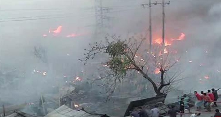 রূপনগর বস্তিতে ভয়াবহ আগুন