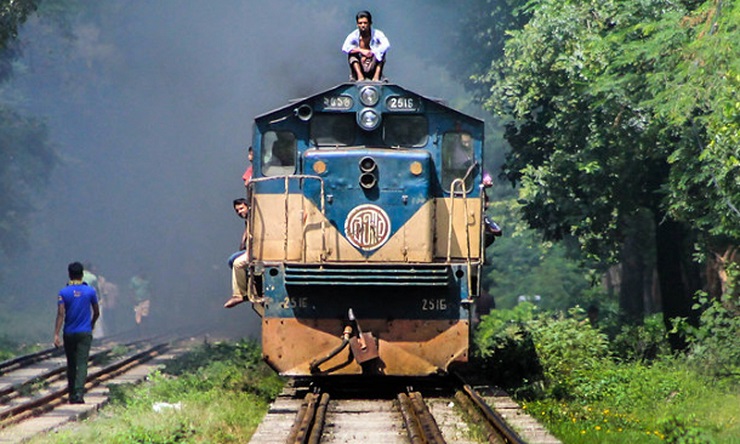 করোনা আক্রান্ত দেশ থেকে আসা যাত্রীদের ট্রেন ভ্রমণ নিষিদ্ধ