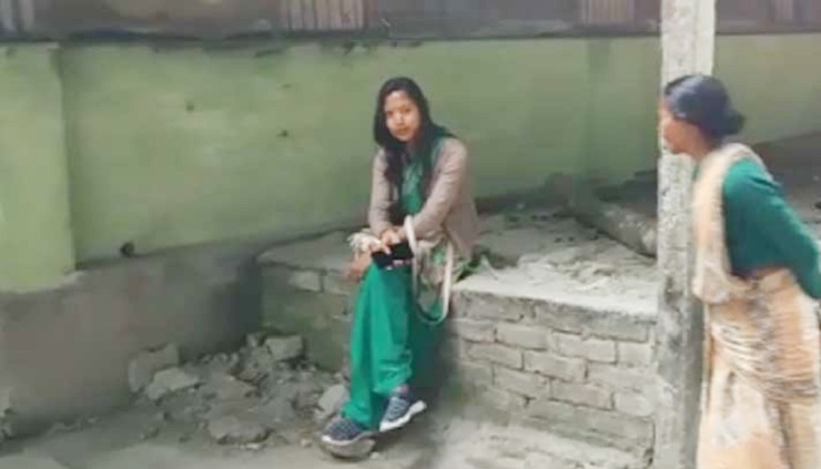 স্বামীকে ফিরে পেতে শ্বশুরবাড়িতে তরুণীর অনশন (ভিডিও)