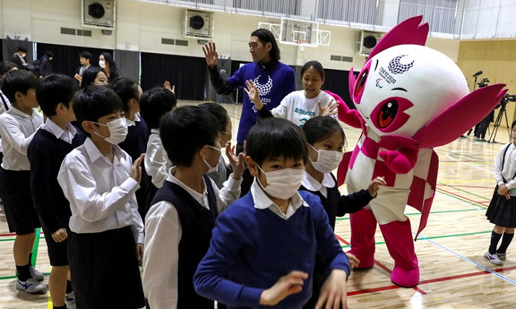 করোনা রোধে ৩২ দেশে স্কুল বন্ধ 