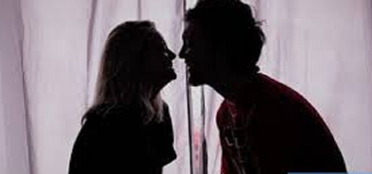 এই একটি লক্ষণ দেখে বুঝে যাবেন কোনও মেয়ে আপনার সাথে কিছুins class=