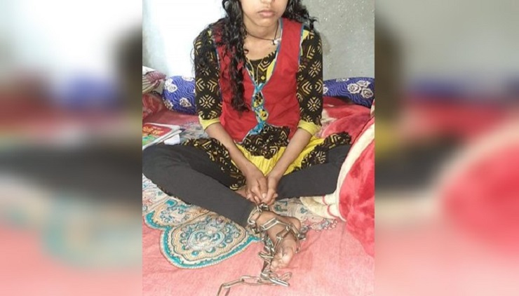 প্রেম করে বিয়ে করায় শিকলবন্দী ছাত্রী!