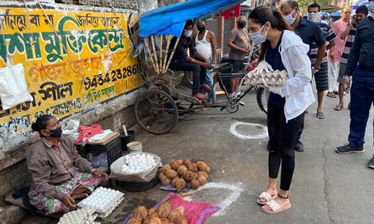 লকডাউনের মধ্যেই স্বামীকে নিয়ে বাজার করলেন নুসরাত