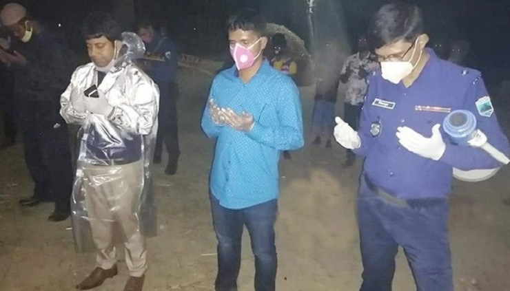 লাশ দাফন করে এভাবে স্ট্যাটাস দিতে হবে ভাবেননি পুলিশ কর্মকর্তা