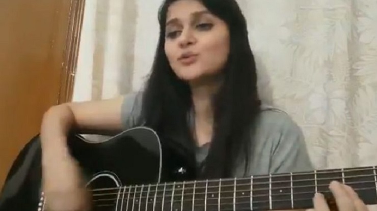 গিটার বাজিয়ে স্বামীর লেখা গান গাইলেন মিথিলা (ভিডিও)