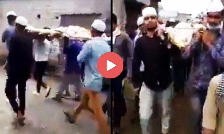 করোনা আতঙ্কে হিন্দু বৃদ্ধের সৎকারে কেউ এলো না, লাশ কাঁধে নিলো মুসলিমরা (ভিডিও) ভাইরাল