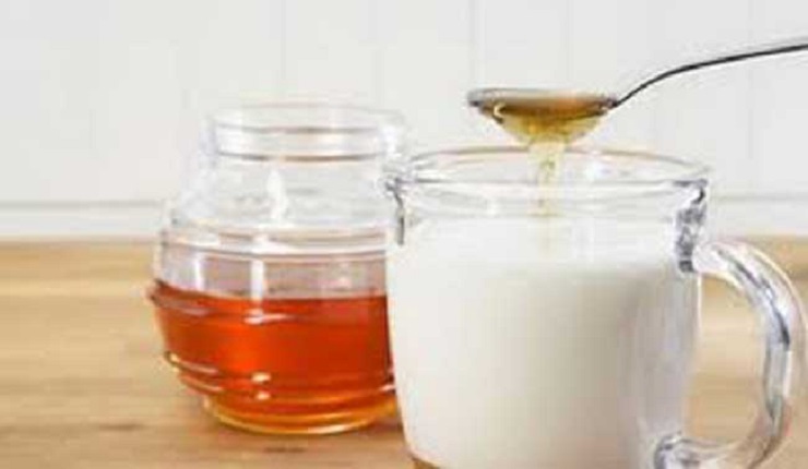 গরম দুধে এক চামচ মধু, তারপরই ম্যাজিক !