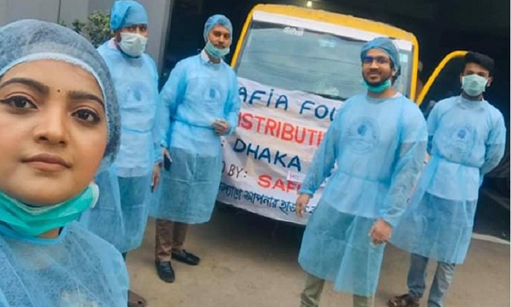 স্বামীকে সঙ্গে নিয়ে অসহায়দের পাশে সালমা