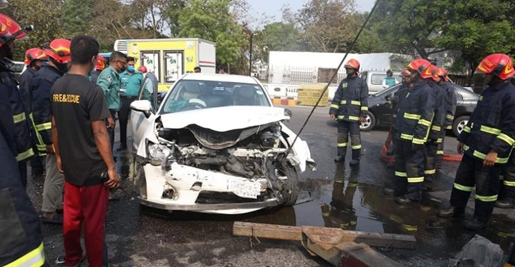 প্রধানমন্ত্রীর কার্যালয়ের সামনে ফাঁকা রাস্তায় পিকআপ-মাইক্রোবাসের সংঘর্ষ