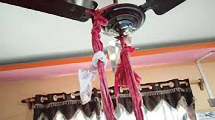 ঘুম ভাঙতেই মা দেখলেন মেয়ে ঝুলছে ফ্যানে