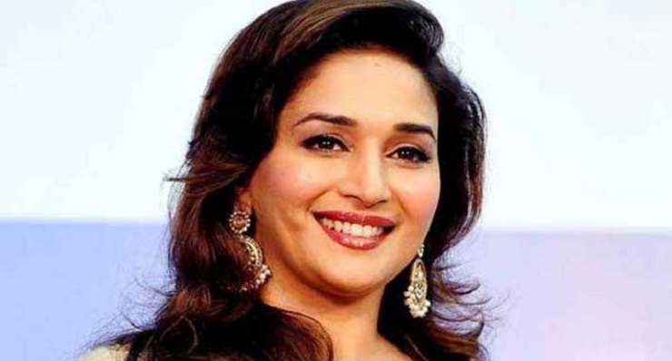 অনলাইনে ডান্স ক্লাসের আয়োজন মাধুরীর