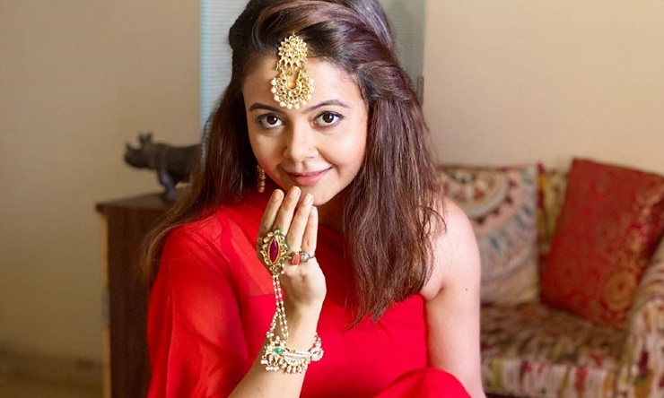 খাটো পোশাকে ‘গেন্দা ফুল’ জমিয়ে দিলেন দেবলীনা 