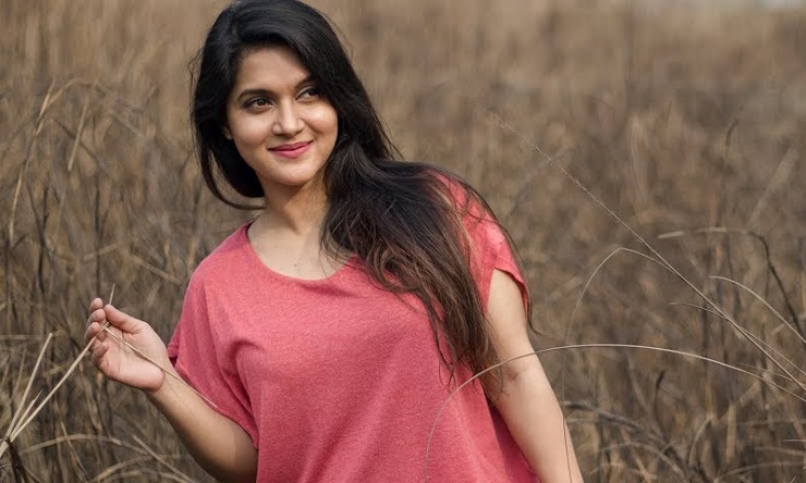কালো শাড়ি, খোলা পিঠ, মিথিলার মোহনীয় ছবি ভাইরাল