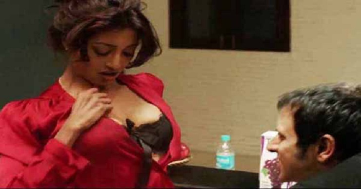 ক্যামেরার সামনে কাপড় খুললেন পাওলি