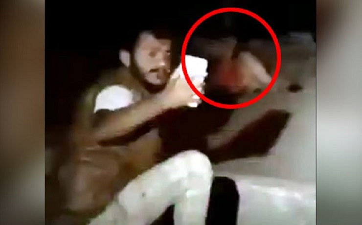 সিংহের সঙ্গে সেলফি তুলে হিরো হবার চেষ্টা, সাজাও পেলেন যুবক (ভিডিও)