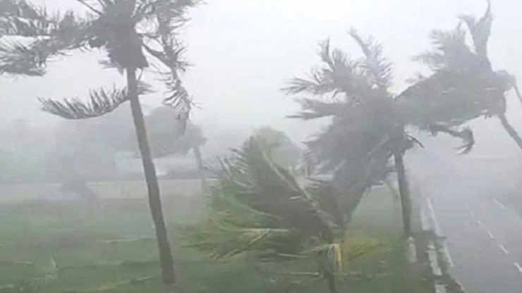 বাংলাদেশের উপকূলে আঘাত হেনেছে আম্পান